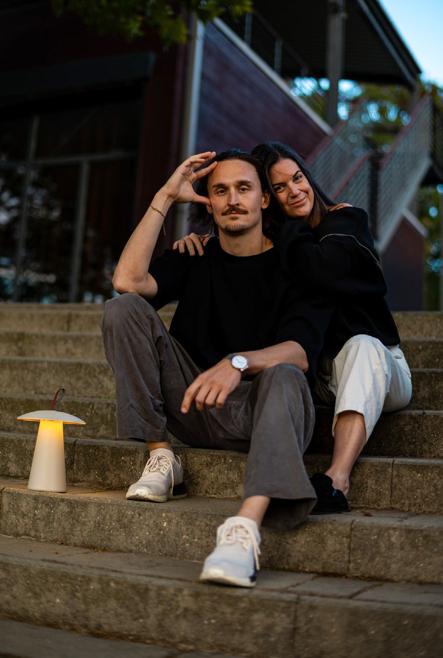 Dóri és Balázs, a LumoRent alapítói egy lépcsőn ülve