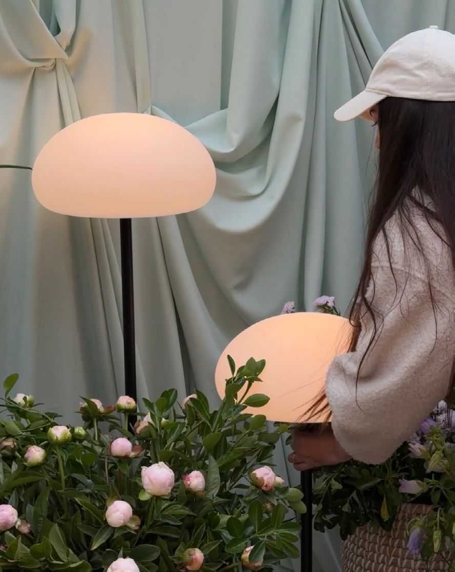 Design lámpa és virágok egy rendezvényen